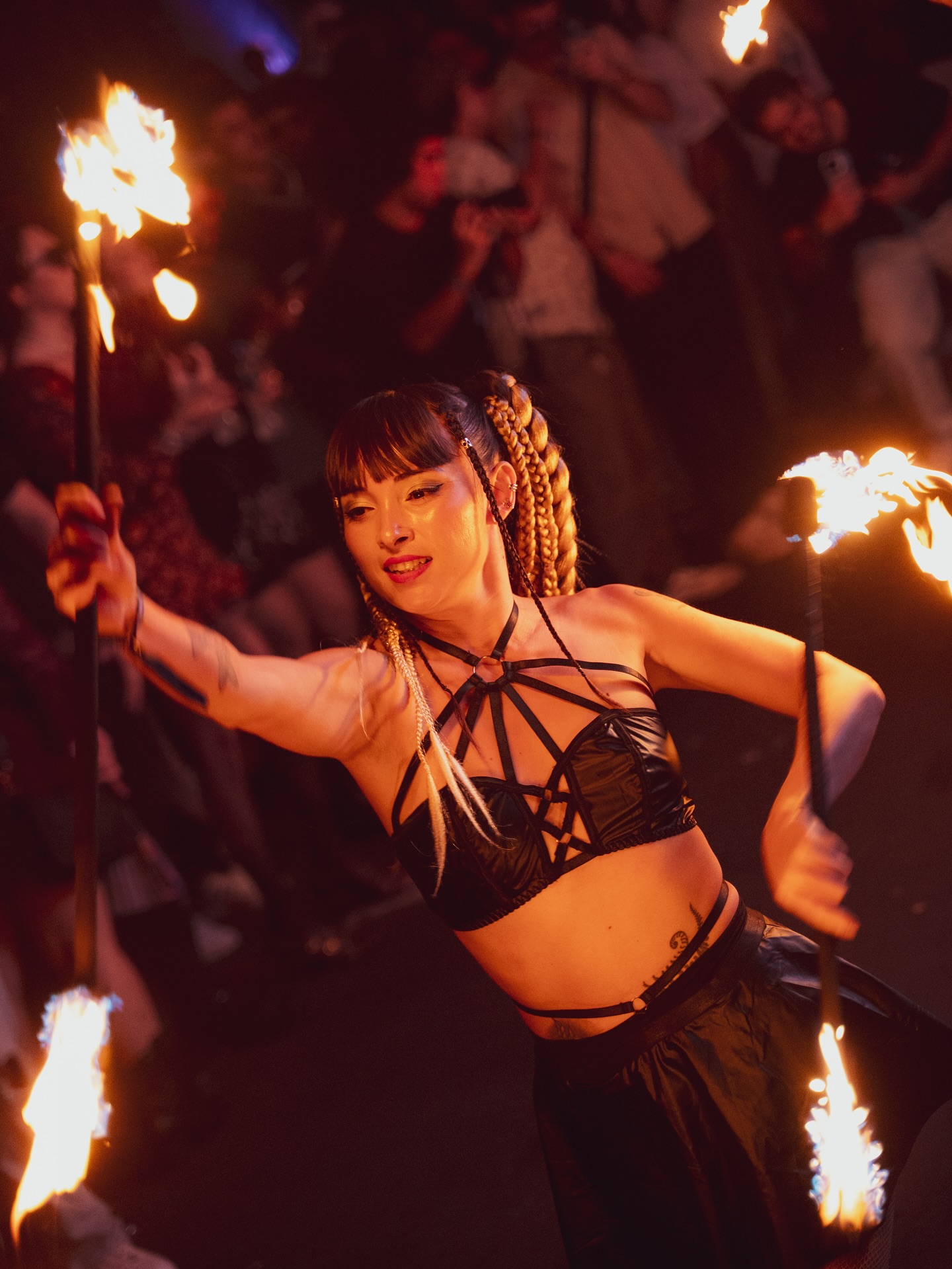 JAWARA durante un performance con doble staff de fuego