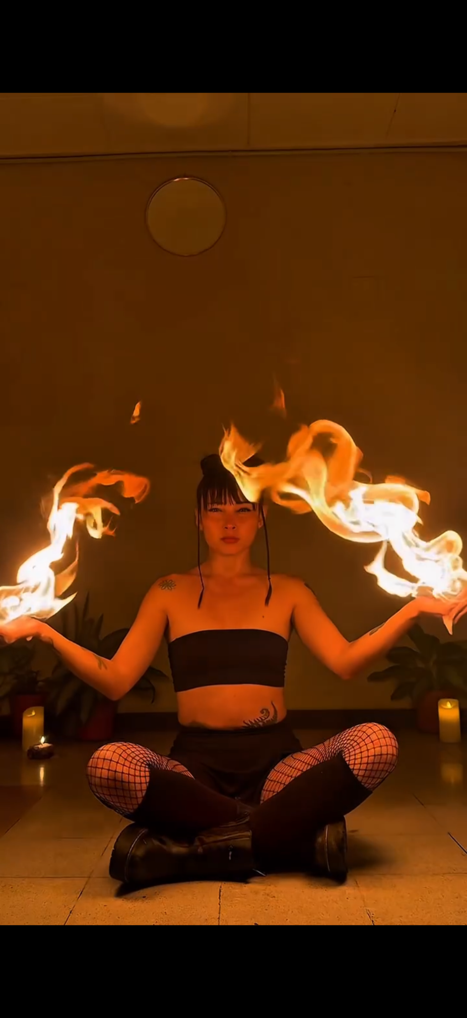 JAWARA durante un performance con espuma de fuego
