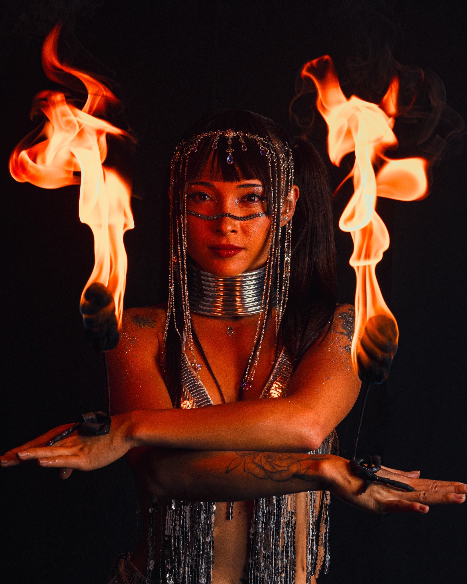 Retrato de JAWARA con manos de fuego junto al rostro