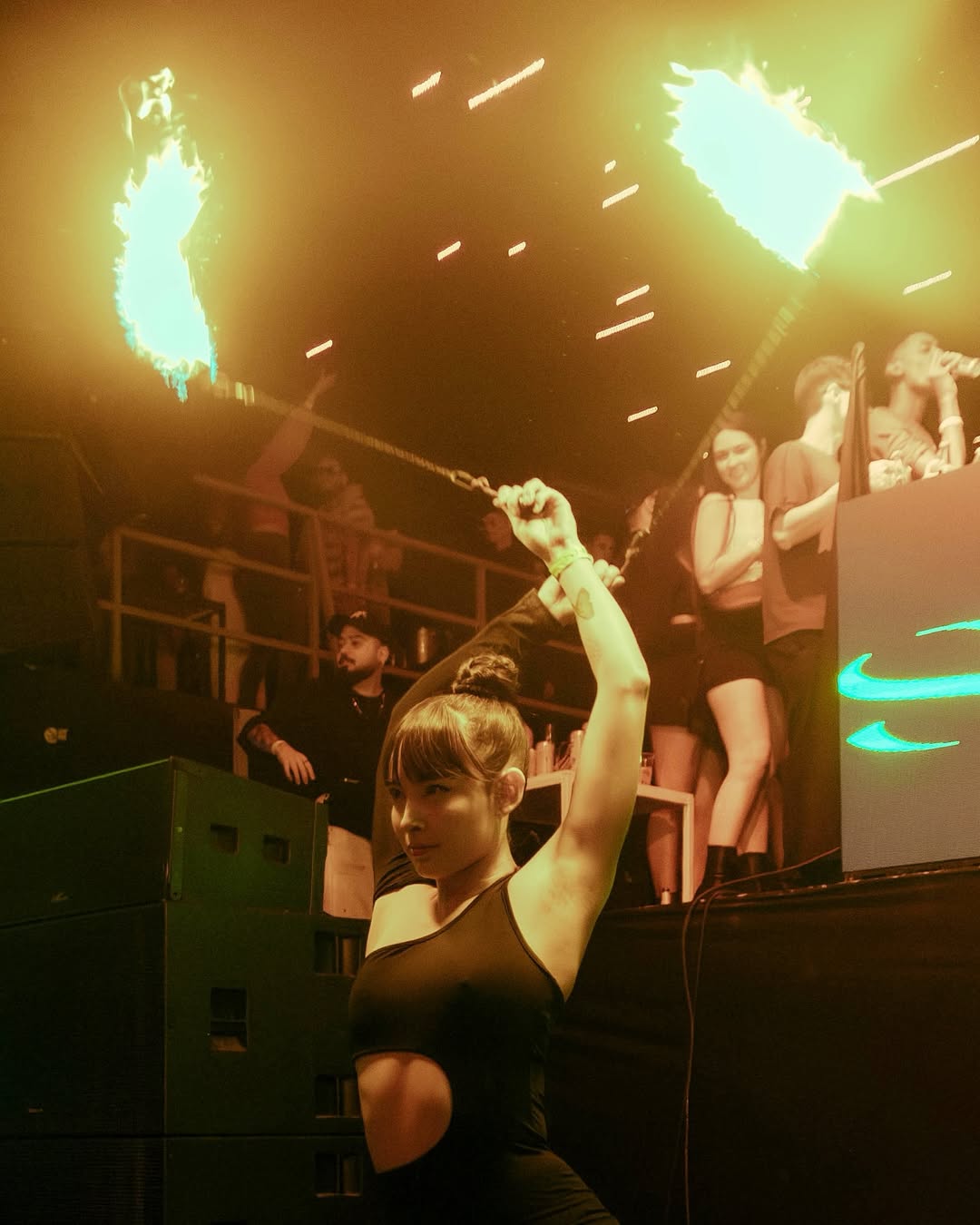 JAWARA durante un performance con poi de fuego