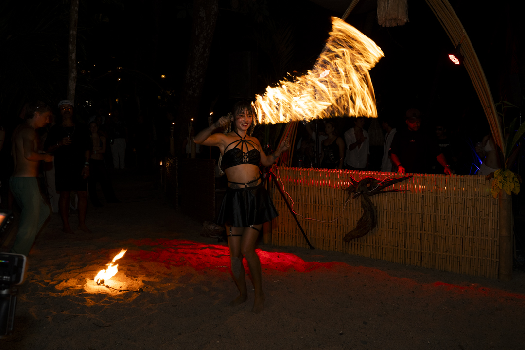 JAWARA durante un performance con látigos de fuego