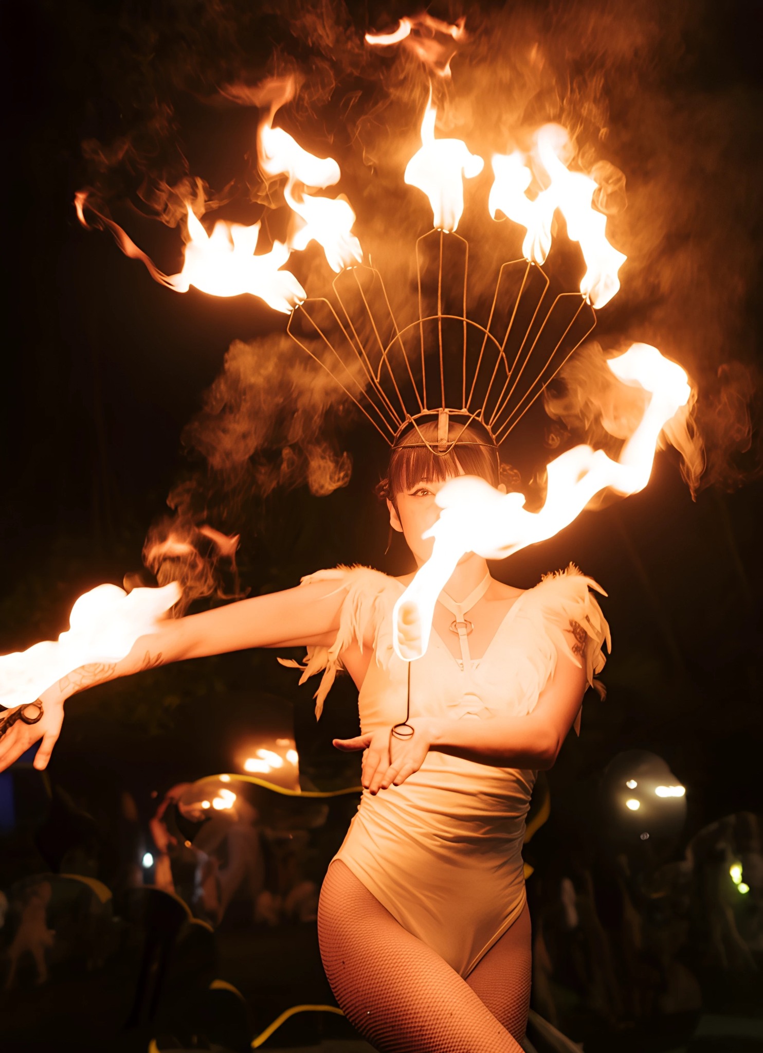 JAWARA en escena con una corona de fuego