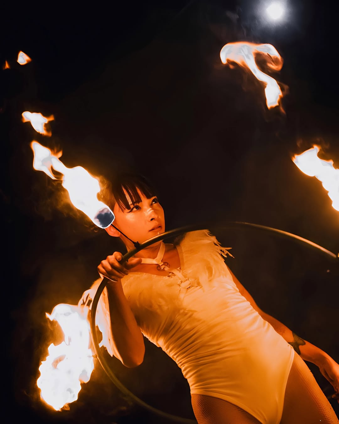 JAWARA durante un show con un aro de fuego